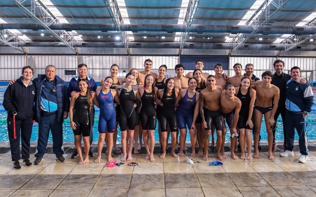 Selección argentina de natación posando junto al cuerpo técnico en el Natatorio Jeannette Morven Campbell del CeNARD