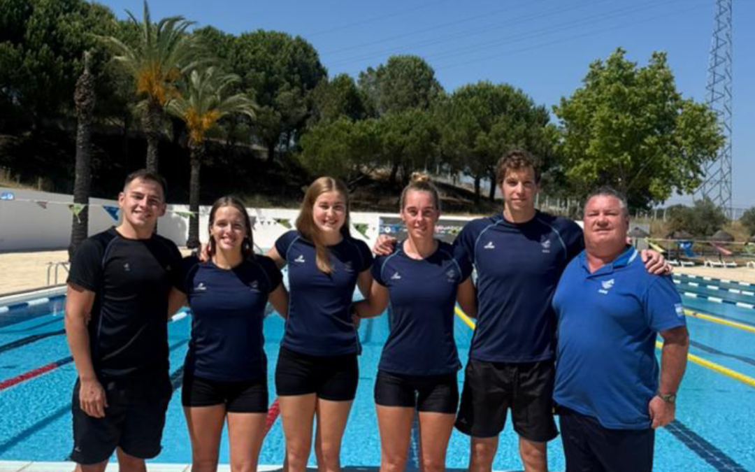 Delegación argentina de aguas abiertas junto al cuerpo técnico antes de la World Cup en Setúbal, Portugal