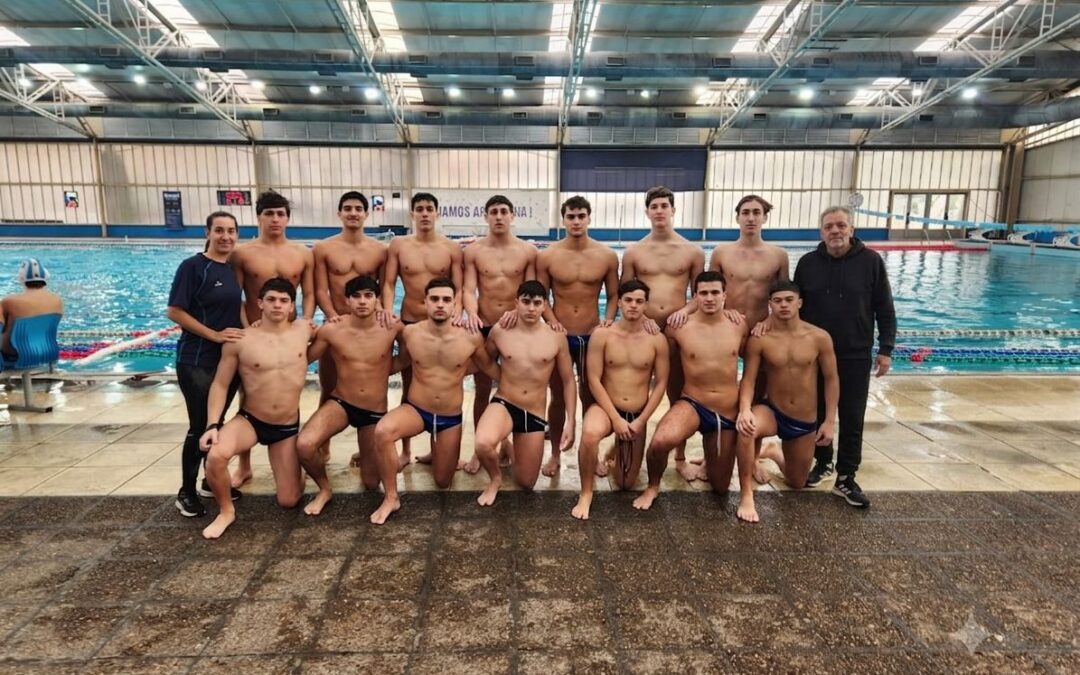 Plantel de los Yacarecitos, selección argentina Sub 18 de polo acuático, junto al cuerpo técnico antes del Mundial U18 de Rio Maior