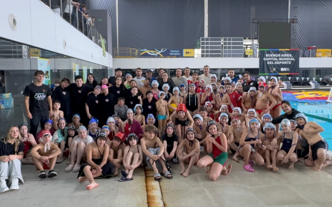 Participantes del Encuentro Nacional Sub 11 de polo acuático posando junto a sus entrenadores en el Parque Olímpico de Buenos Aires