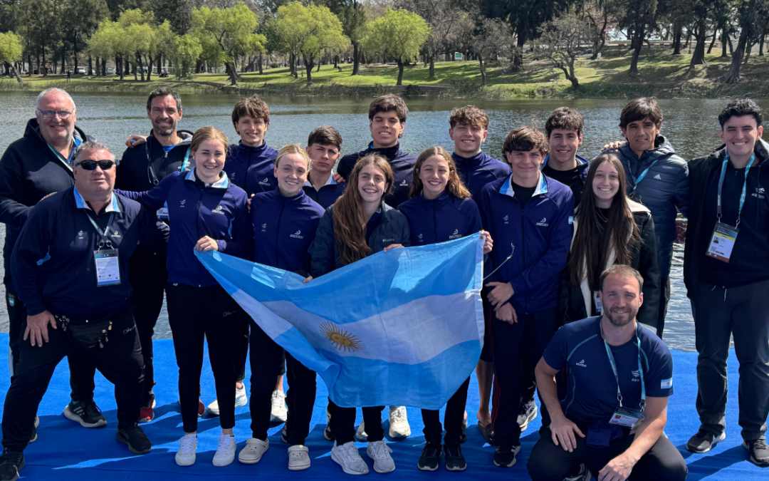 Delegación argentina de aguas abiertas con la bandera nacional a orillas del Lago del Parque del Sur durante el Mundial Junior Santa Fe 2026