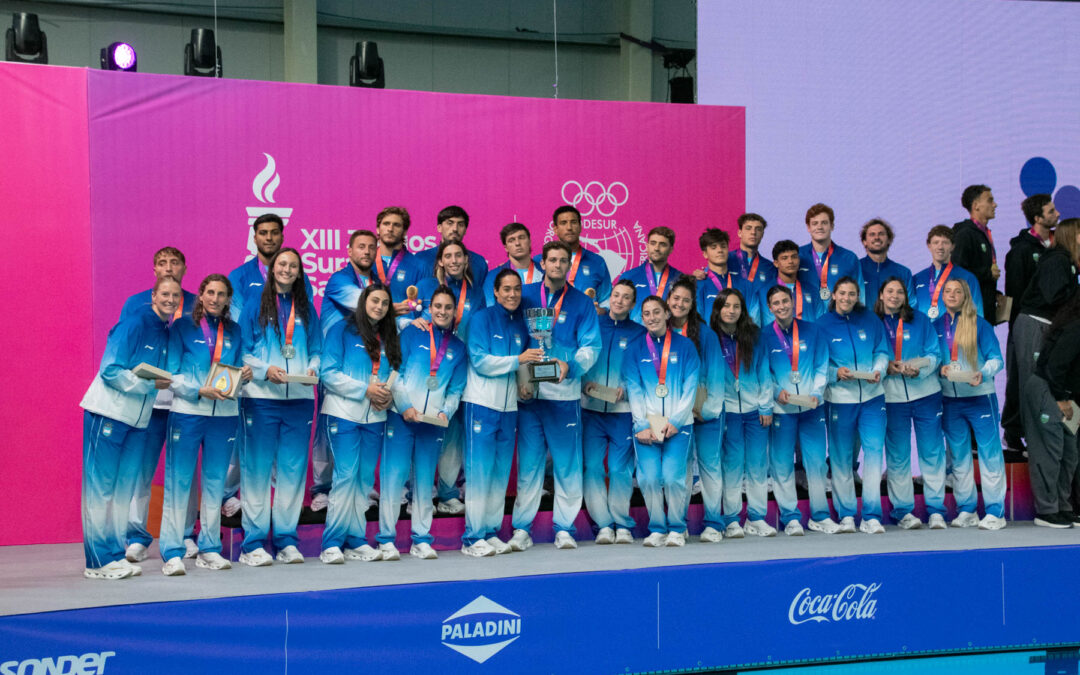 Las selecciones argentinas de polo acuático, con sus medallas de plata en el podio de los Juegos Suramericanos Santa Fe 2026